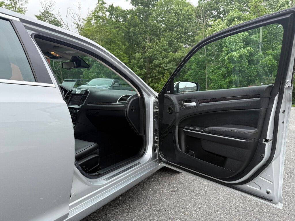 2019 Chrysler 300 43