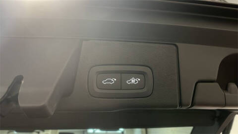 2023 Volvo XC60 B5 Ultimate Dark Theme