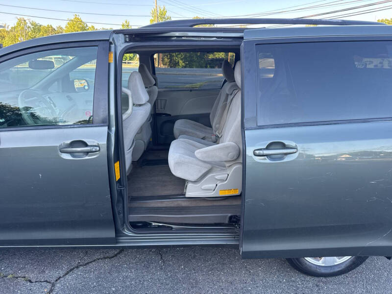2013 Toyota Sienna LE 8-Passenger