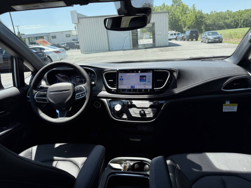 2027 Chrysler Pacifica Select