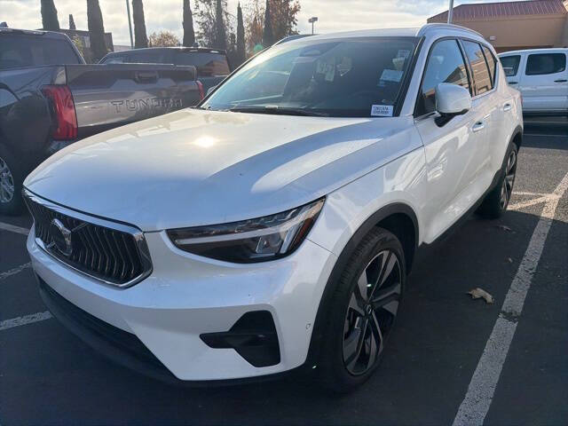 2023 Volvo XC40 B5 Ultimate Bright Theme