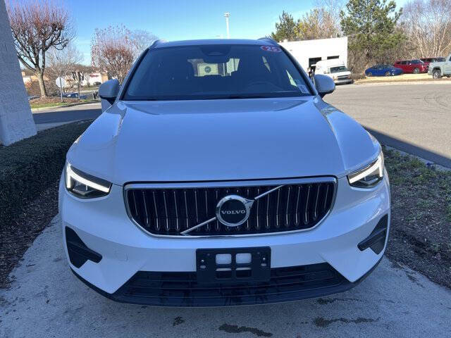 2025 Volvo XC40 B5 Core Bright Theme