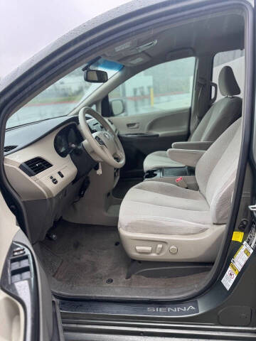 2013 Toyota Sienna LE 7-Passenger Auto Access Seat