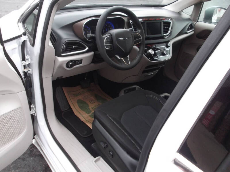 2024 Chrysler Voyager LX