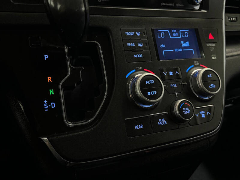 2018 Toyota Sienna SE Premium 8-Passenger