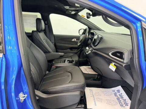 2027 Chrysler Pacifica Select