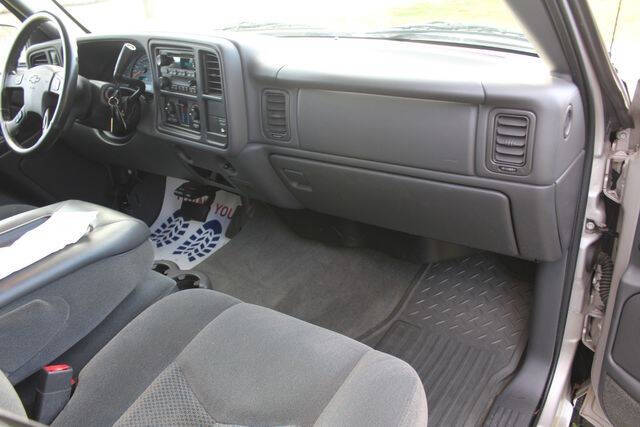 2004 Chevrolet Silverado 2500HD LS photo 16