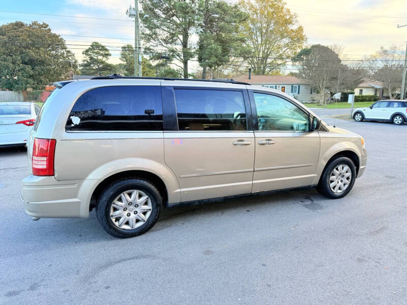 2009 Chrysler Town & Country LX photo 6