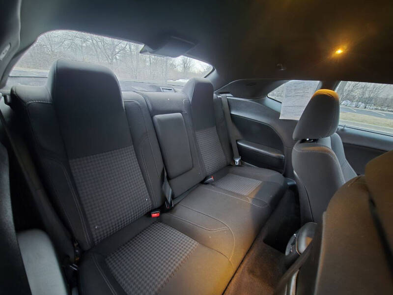 2016 Dodge Challenger SXT Plus