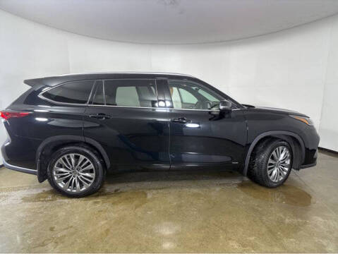 2022 Toyota Highlander Hybrid Platinum