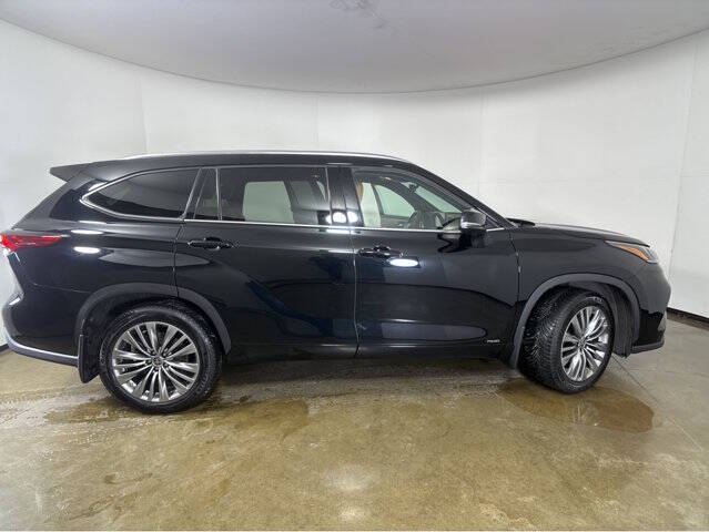 2022 Toyota Highlander Hybrid Platinum