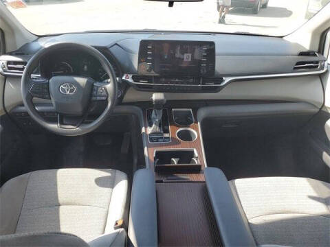 2022 Toyota Sienna LE 8-Passenger