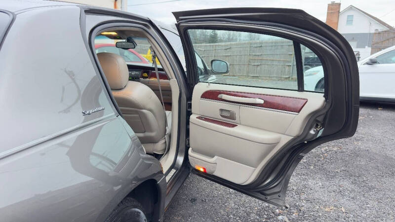 2003 Lincoln Town Car Signature