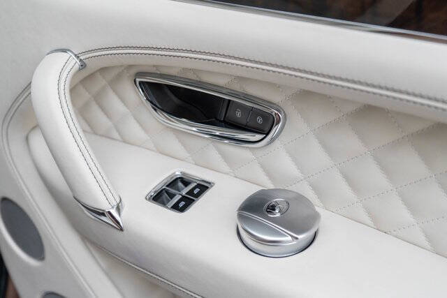 2017 Bentley Bentayga 39