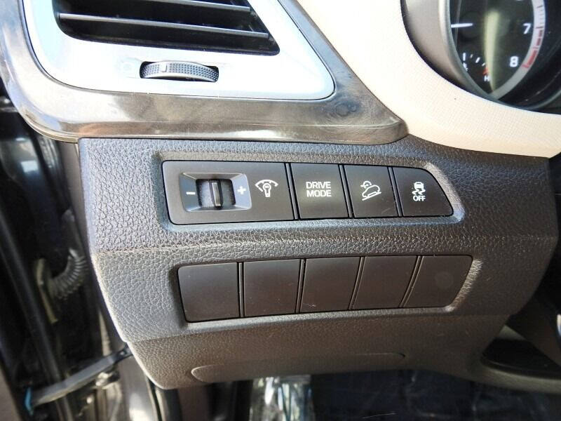 2017 HYUNDAI Santa Fe SUV / Crossover - $15,900