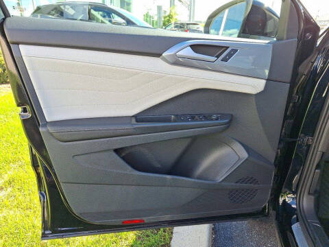 2025 Volkswagen Taos SEL 4Motion