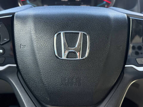 2021 Honda Pilot Touring w/Rear Captain's Chairs