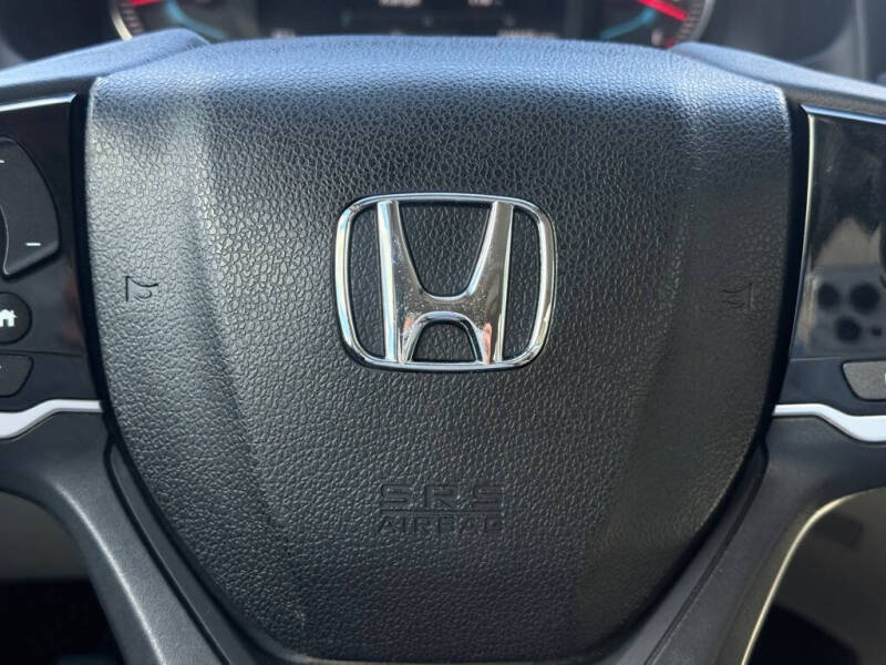 2021 Honda Pilot Touring w/Rear Captain's Chairs