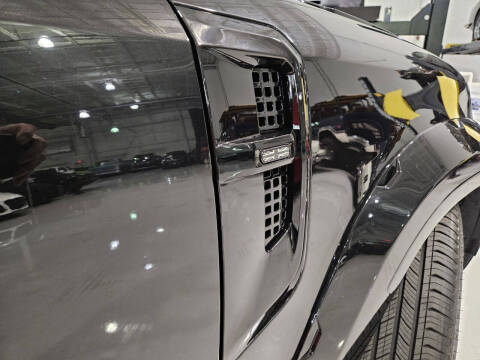 2024 Land Rover Defender 110 V8 P525