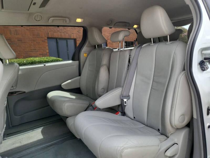 2011 Toyota Sienna XLE 7-Passenger Auto Access Seat