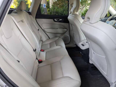 2023 Volvo XC60 B5 Plus Dark Theme