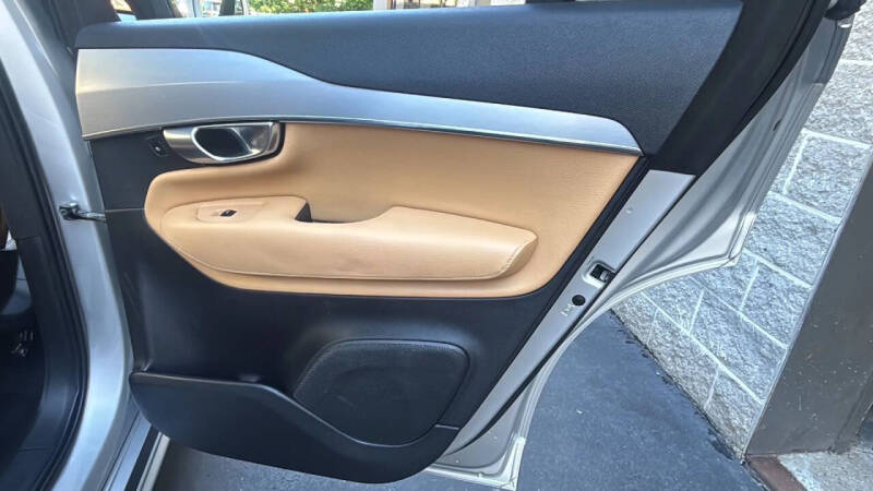 2017 Volvo XC90 T6 Momentum