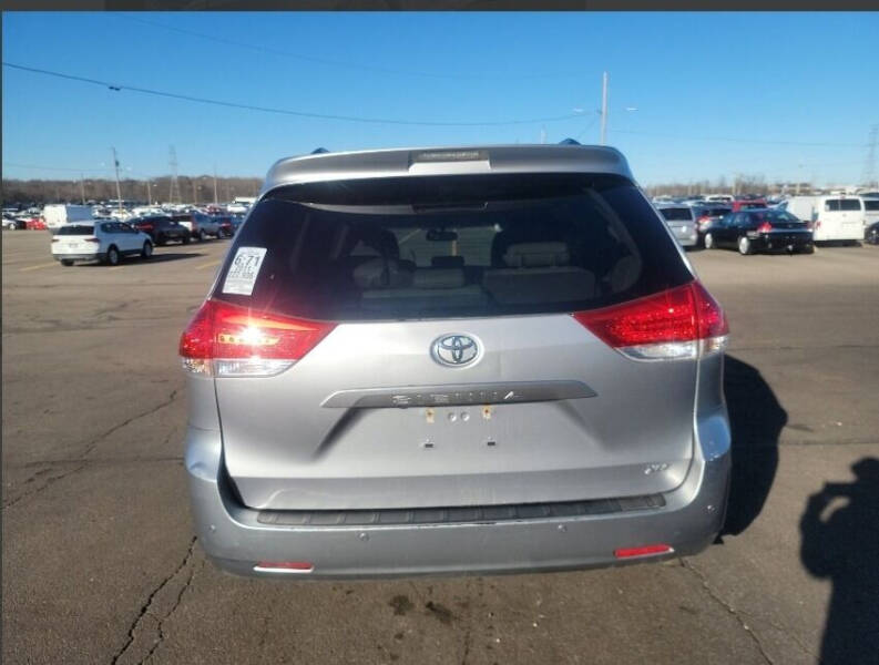 2011 Toyota Sienna null photo 6