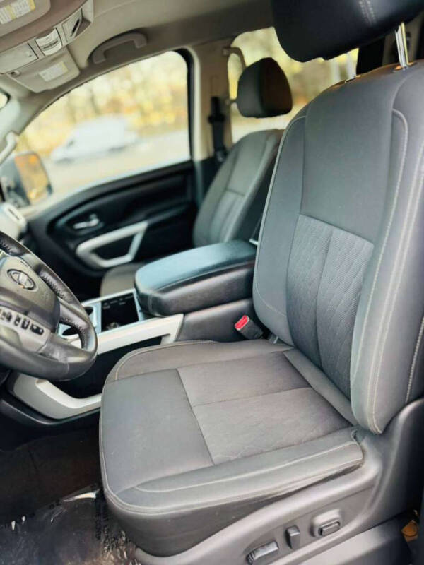 2017 Nissan Titan SV