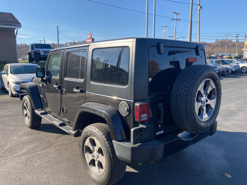 2018 Jeep Wrangler Unlimited null photo 2