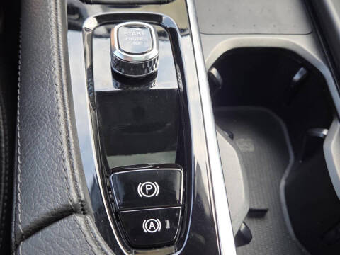 2022 Volvo XC90 T6 Momentum 6-Passenger