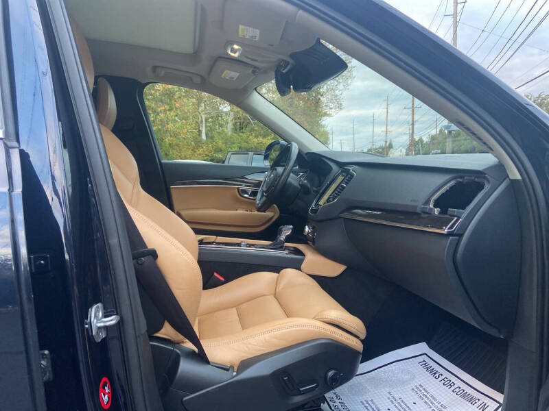 2016 Volvo XC90 T6 Momentum