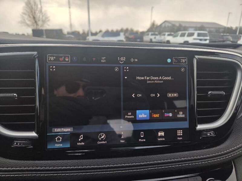 2026 Chrysler Pacifica Select