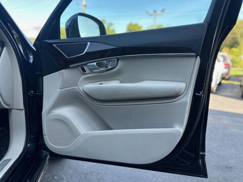 2017 Volvo XC90 T6 Momentum