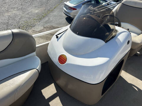 2000 Tracker PARTY BARGE 22