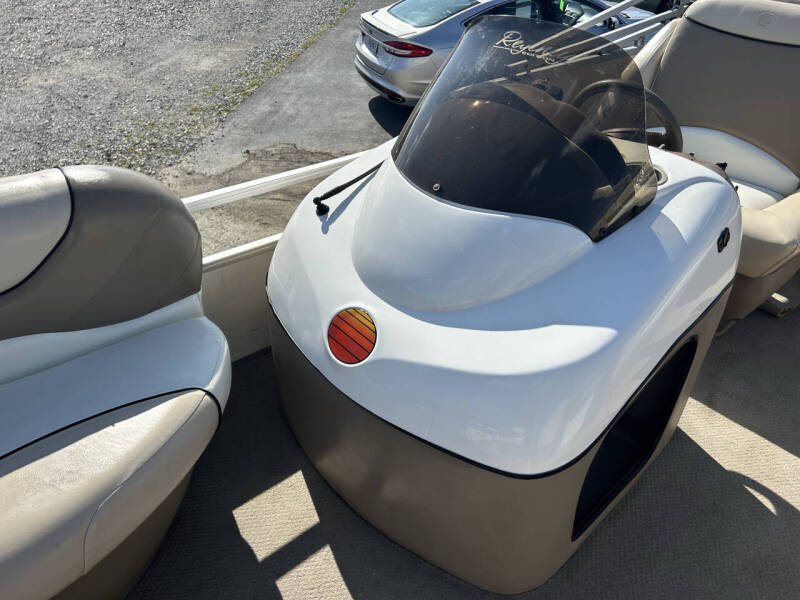 2000 Tracker PARTY BARGE 22