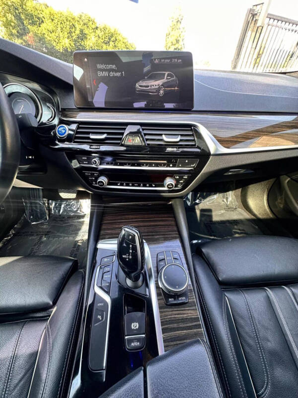 2019 BMW 5 Series 530e photo 14