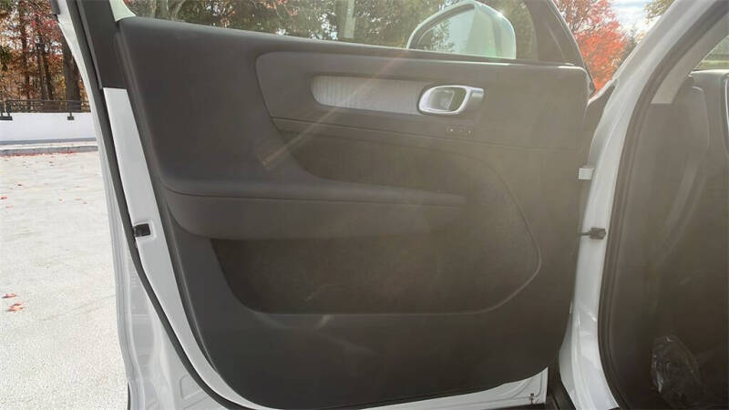 2025 Volvo XC40 B5 Plus Bright Theme