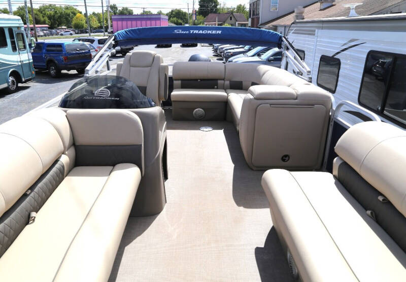 2020 Sun Tracker PANTOON BOAT