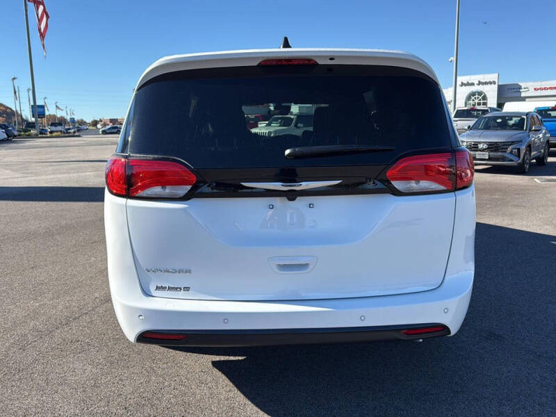 2026 Chrysler Voyager LX