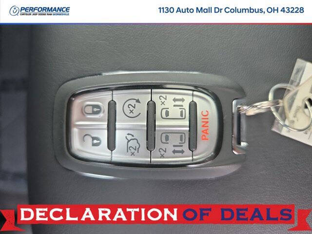 2027 Chrysler Pacifica Select