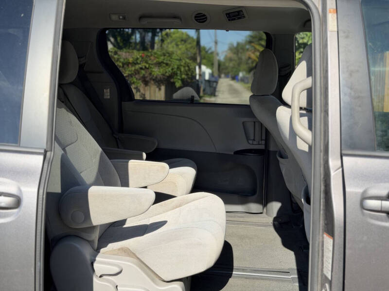 2015 Toyota Sienna LE Mobility 7-Passenger