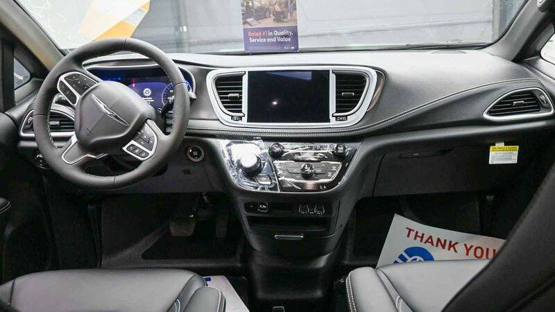 2025 Chrysler Pacifica Select