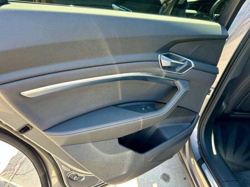 2021 Audi e-tron quattro Premium