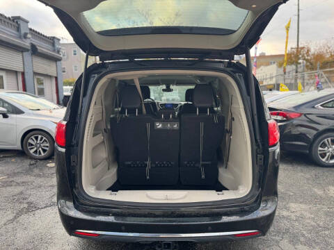 2017 Chrysler Pacifica Touring-L Plus