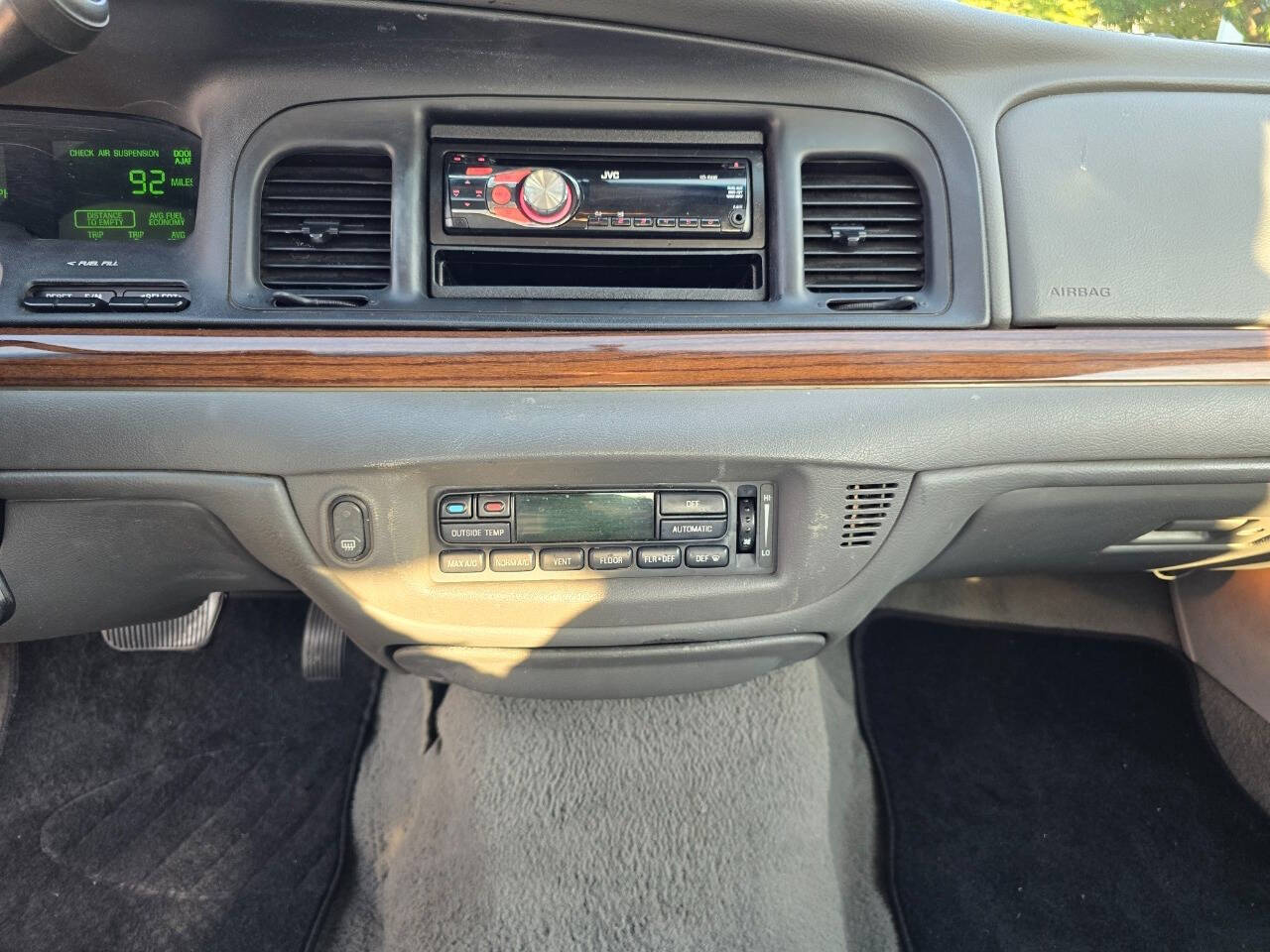 2003 Ford Crown Victoria for sale at QUEENSGATE AUTO SALES in York, PA