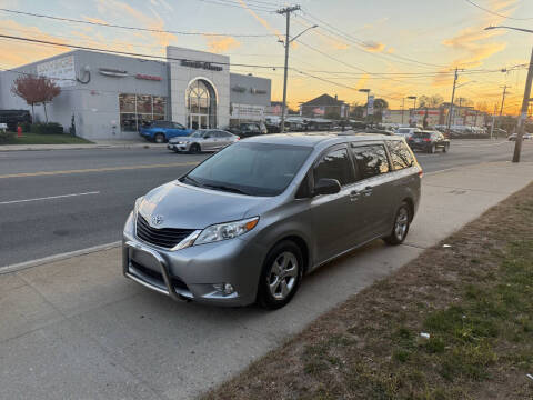 2013 Toyota Sienna LE 7-Passenger Auto Access Seat