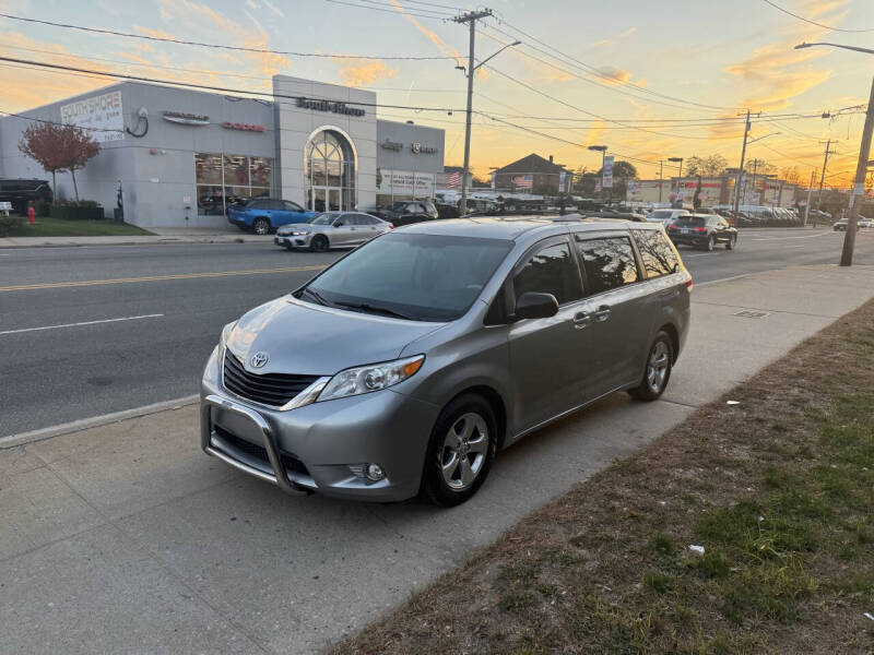 2013 Toyota Sienna LE 7-Passenger Auto Access Seat