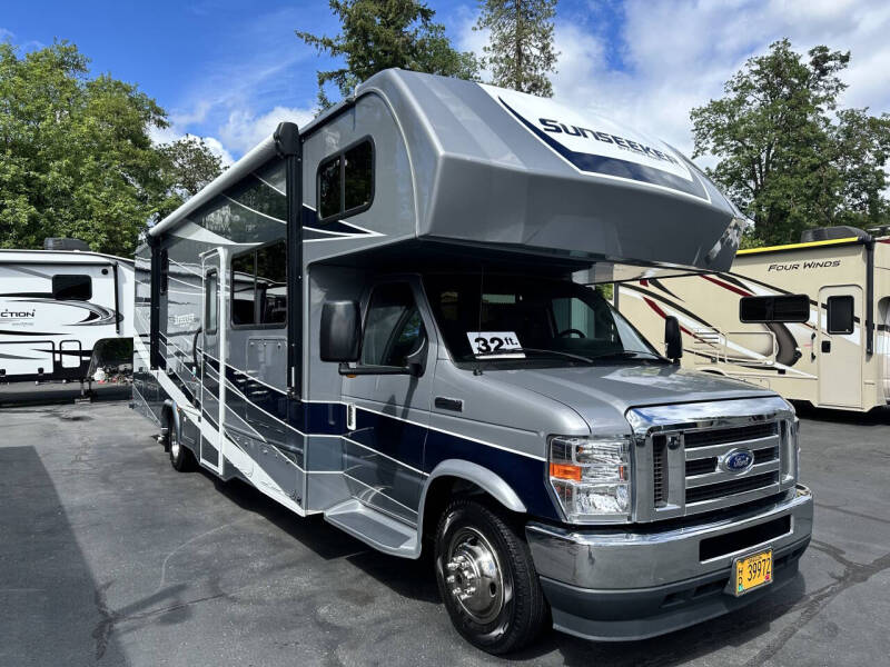 2021 Forest River Sunseeker 3040DS / 32ft