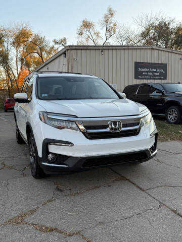 2021 Honda Pilot Touring w/Rear Captain's Chairs