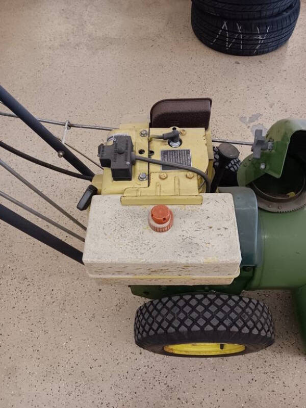 John Deere 826 Gas Snowblower